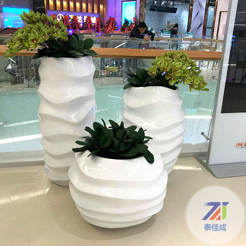 深圳玻璃鋼生產(chǎn)廠家分析玻璃鋼雕塑的特點