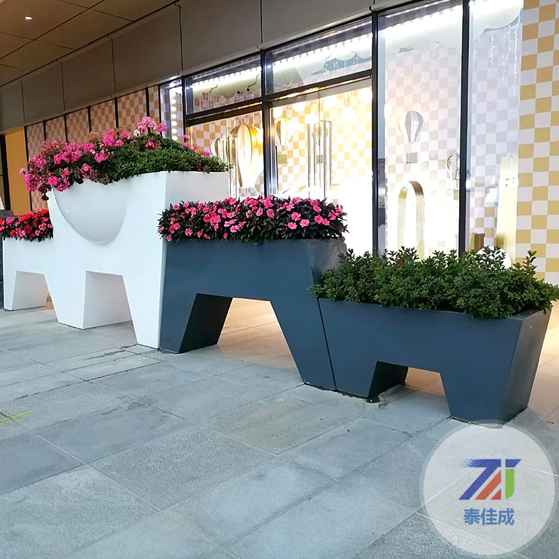 傳統(tǒng)手糊式玻璃鋼雕塑制品給人的感覺